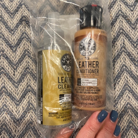 Chemical Guys Leather Cleaner & Leather Conditioner Set – 4 oz & 4 oz - Picture 1 of 6